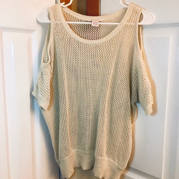 Shoulder Cut out sweater - Picture 1 of 3